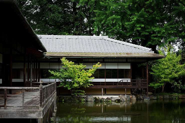 涼しげな夏の日本庭園へ