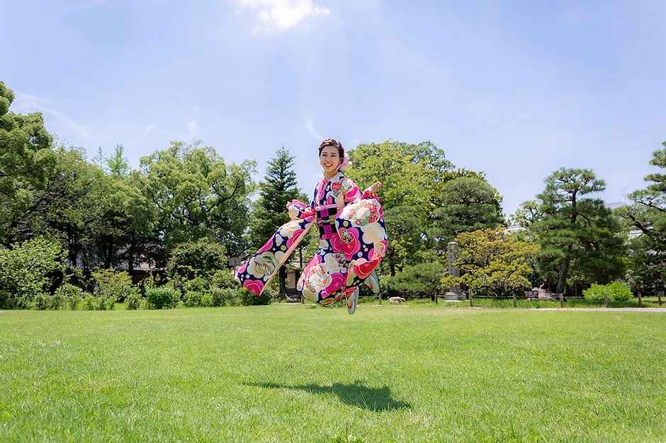 夏の日差しの中で