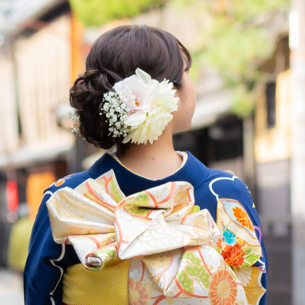 生花を使用した成人式ヘアスタイル